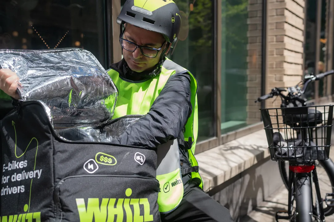 How to carry drinks on a bike during delivery